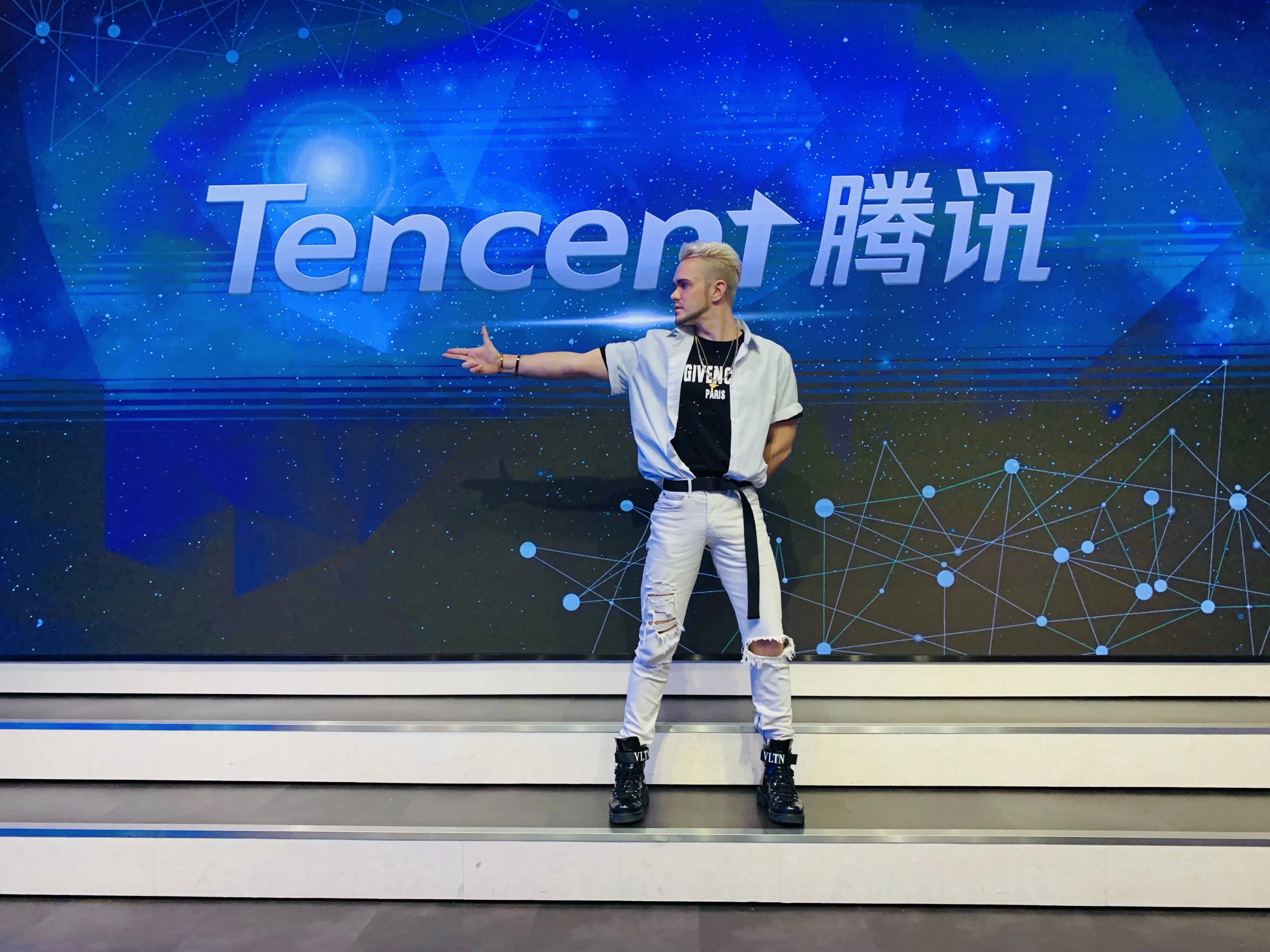 Славянский парень покорил Китай. Он имеет 14 млн подписчиков в TikTok и сотрудничает с Tencent - фото 1