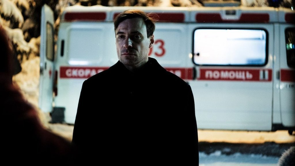 На портале «ТНТ-Премьер» доступны уже 3 эпизода сериала «Мертвое озеро». Герой Евгения Цыганова, следователь Покровский, отправляется в придуманный заполярный город Чангадан, чтобы разобраться в таинственном убийстве дочери местного бизнесмена. Кинокритик Дмитрий Барченков коротко рассказывает о том, почему российский «Твин Пикс» пока не получается.