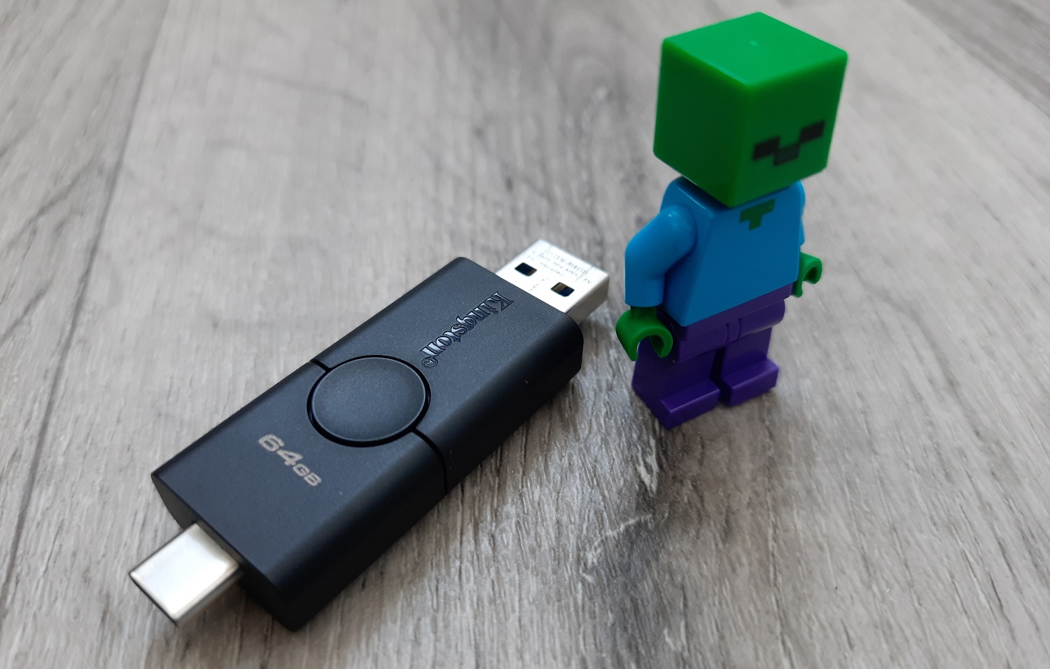 Kingston DataTraveler Duo — новая быстрая флешка с парой полезных разъемов и складным механизмом. В этом небольшом обзоре мы рассмотрим ее особенности, узнаем скорость чтения и записи. А еще решим для чего нужна и кому подойдет.