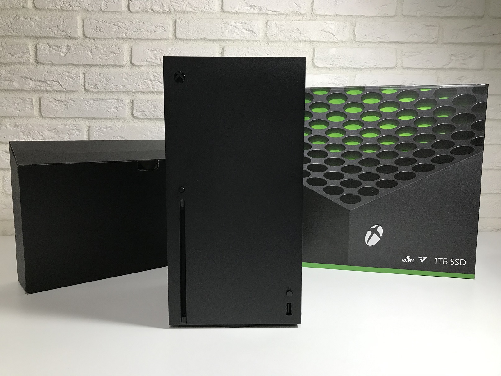 Xbox Series X наконец доехала до «Канобу» — чуть позднее, чем до всех остальных, но лучше поздно, чем никогда, верно? Винить в задержке этого материала можете меня: живу я не в Москве, и потому доставка консоли заняла больше времени, чем хотелось бы. Ниже — фотографии самого устройства и немного о комплектации. А 5 ноября на «Канобу» обязательно выйдет большой обзор Xbox Series X со всеми подробностями и впечатлениями. И если вы хотите в будущем материале получить ответы на конкретные вопросы, задавайте их в комментариях!