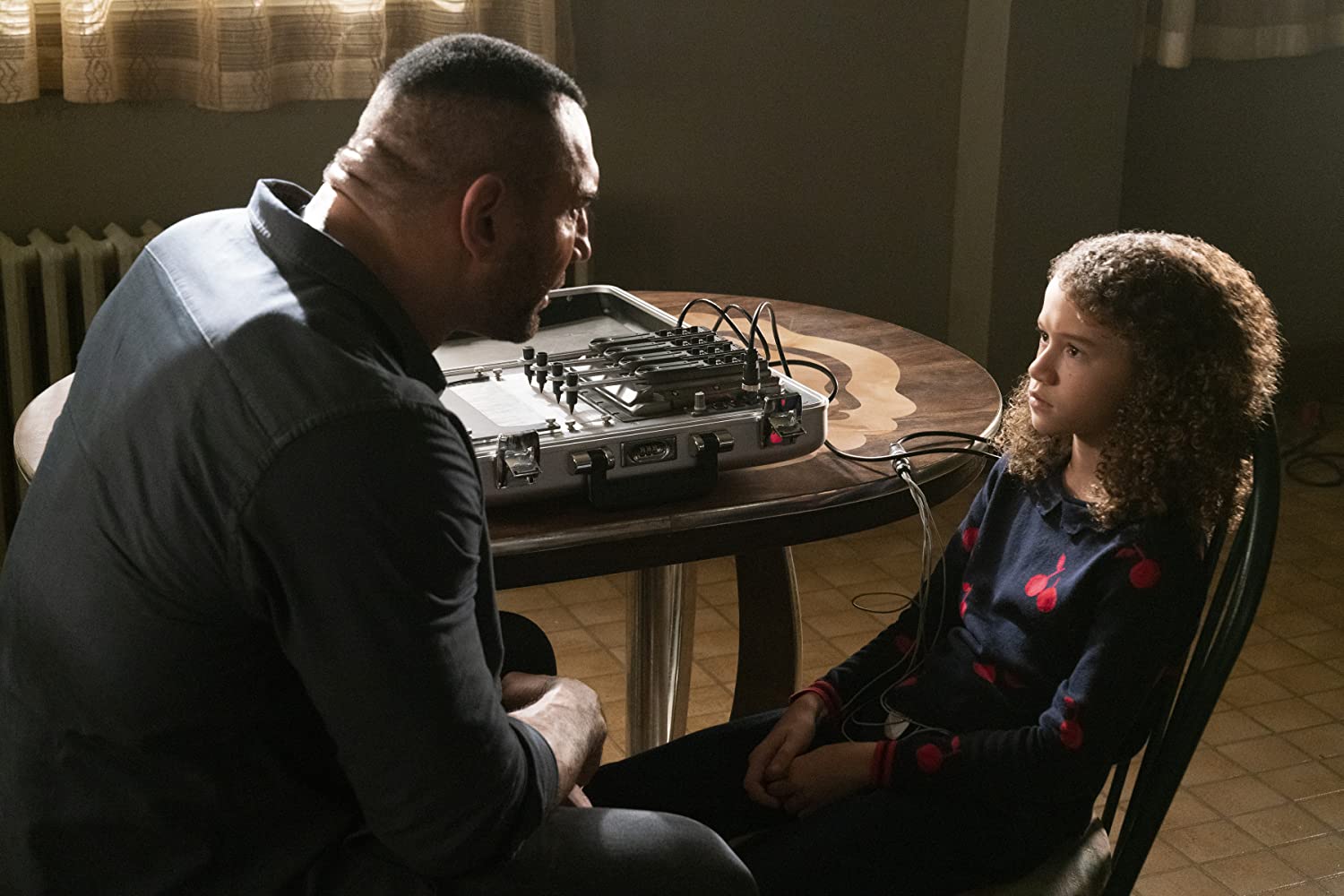 Большой и добрый агент ЦРУ, злодей с собачкой и хэппи-энд: на стриминг-платформах вышла очередная комедия Питера Сигала «Мой шпион» (My Spy). В главной роли бывший рестлер Дэйв Батиста, известный по роли Дракса в «Стражах Галактики 1-2». Почему картина оставляет желать лучшего? И стоит ли ее смотреть?