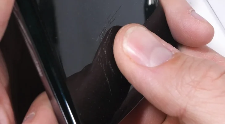 Дешевые защитные пленки для смартфонов путают подэкранные сканеры отпечатков пальцев. Берегитесь! - фото 1