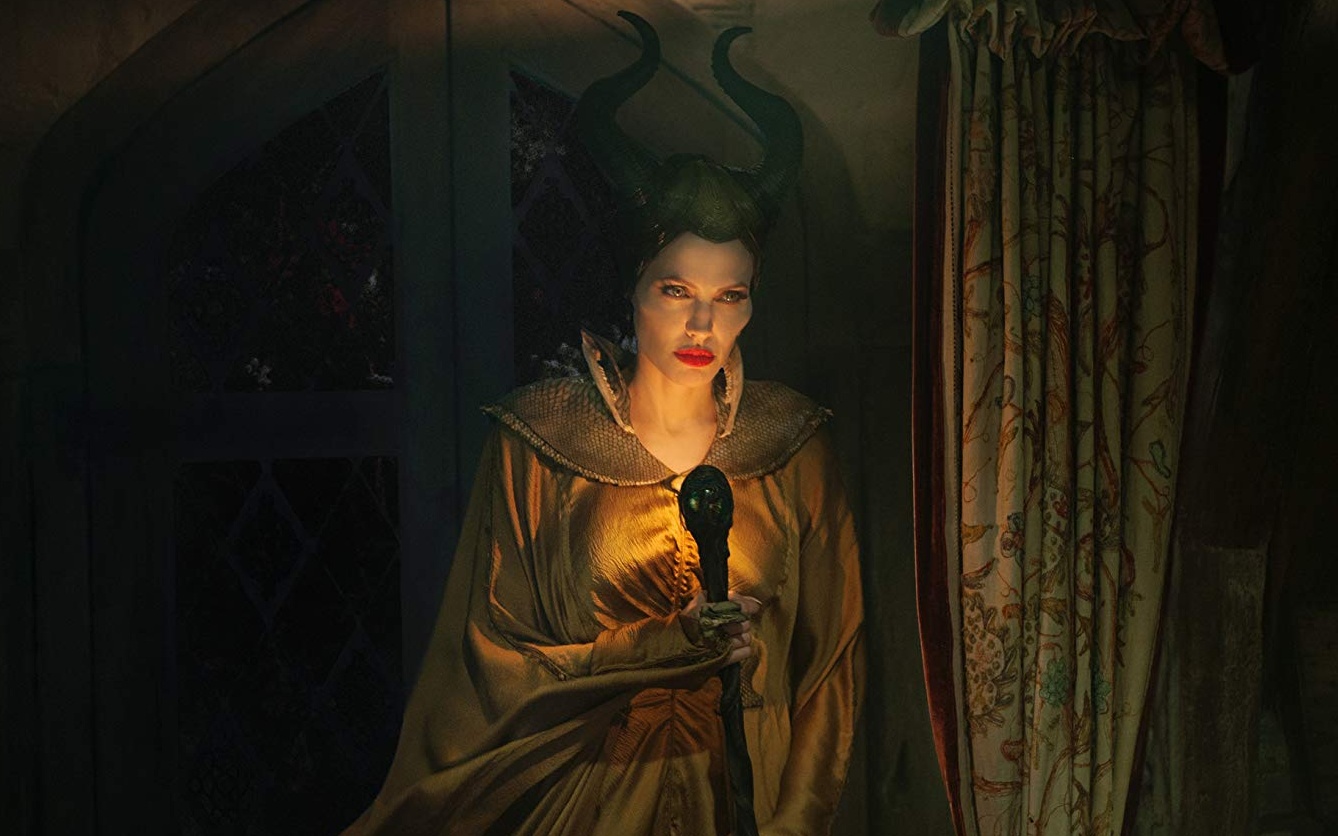 17 октября на российские экраны вышел фильм «Малефисента: Владычица тьмы» — вторая картина о похождениях перевоспитавшейся злой феи в исполнении Анджелины Джоли. В связи с этим мы оглядываемся на историю персонажа в целом — и ее дебют в картине 2014 года, собравшей 758 $ млн в мировом прокате.