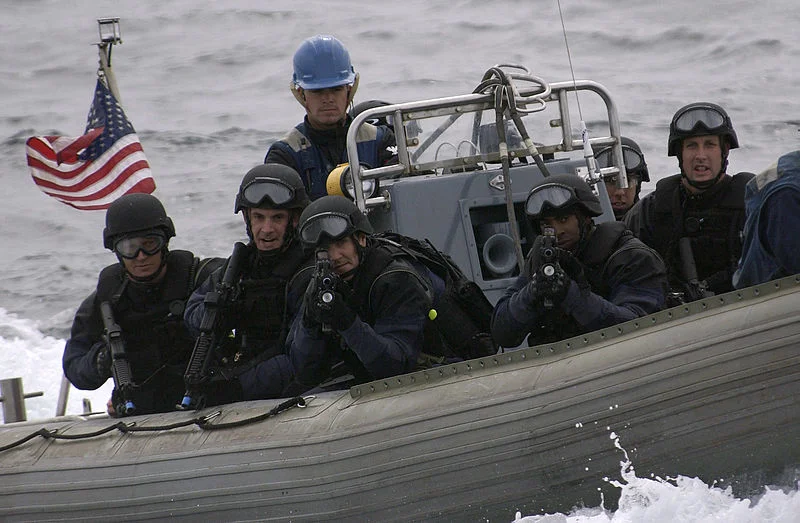 Вирусное видео: Береговая охрана США берет на абордаж подлодку наркокартеля. Прямо как в боевике! - фото 1