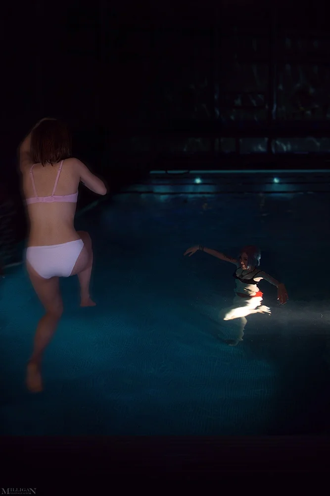 Горячий косплей веселящихся в бассейне Хлои и Макс из Life is Strange - фото 4