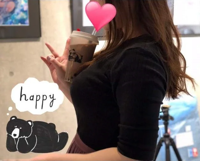 В интернете новый флэшмоб — азиатки пытаются удержать стаканчик с кофе у себя на груди - фото 4
