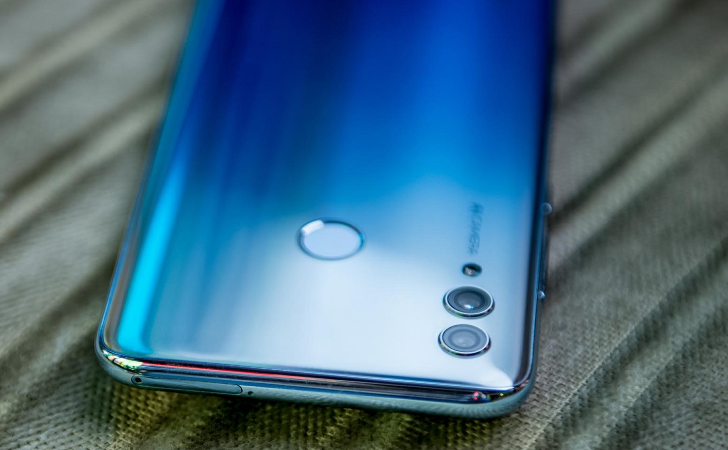 Имея на руках сумму до 15 000 рублей в 2021 году можно взять адекватную модель с неплохой камерой, для игр и с большим аккумулятором. Чтобы вам было проще выбирать, собрали десятку лучших, на наш взгляд, и популярных моделей в этой ценовой категории.