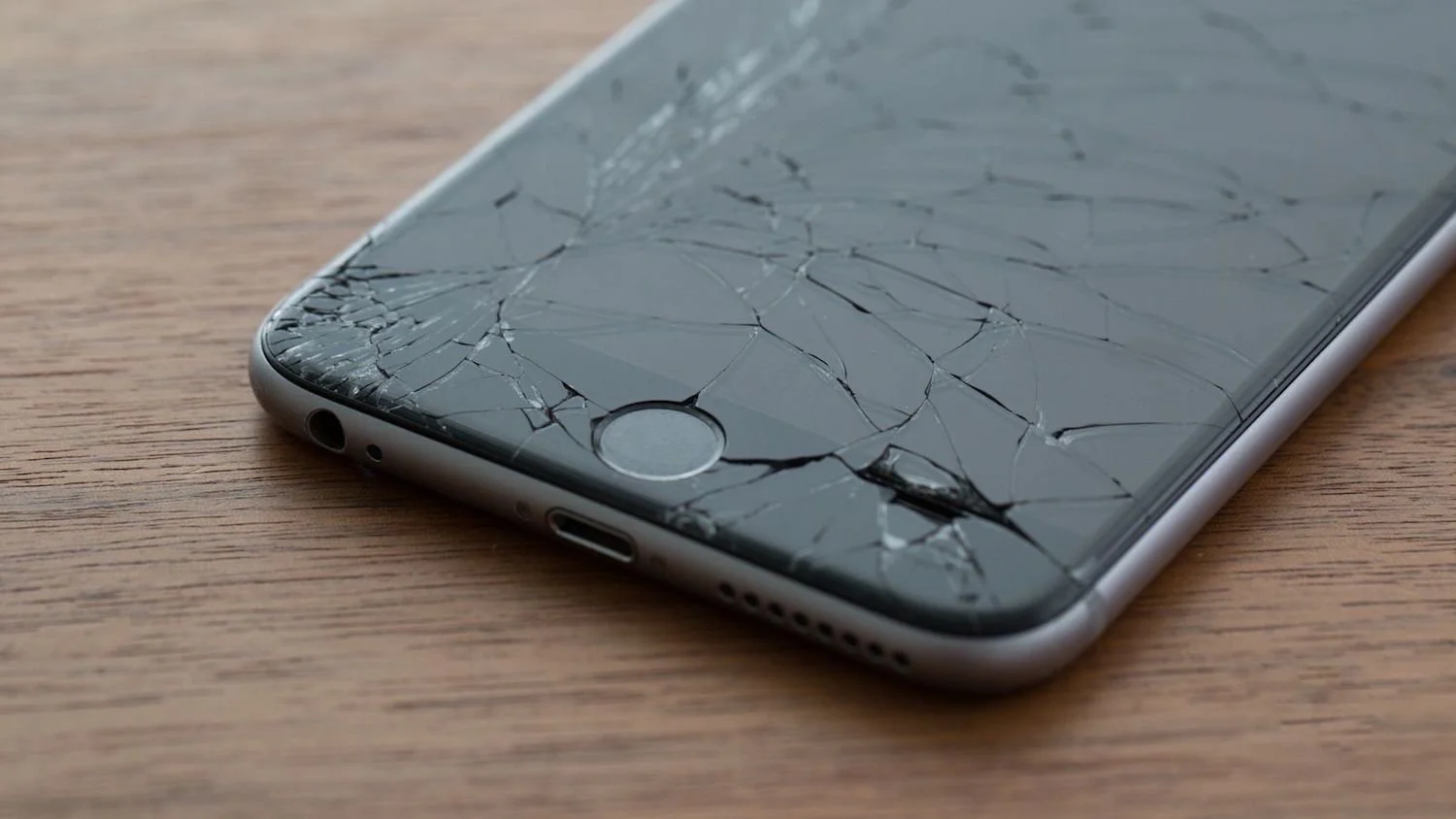 Возмутительно! Apple может блокировать iPhone с неоригинальными деталями - фото 1