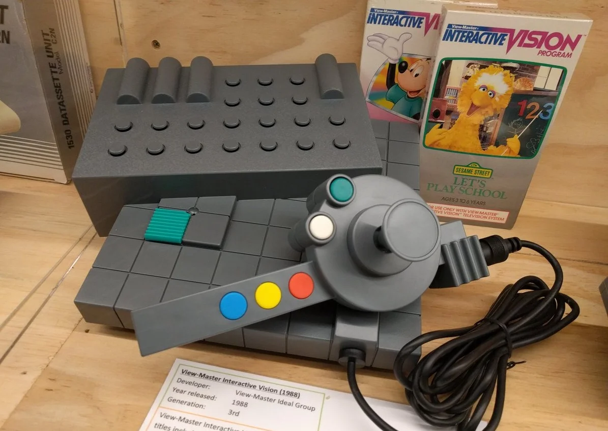 Игровая приставка View-Master Interactive Vision работала на VHS-кассетах, что было странно даже для 1988 года. Пользователей привлекал необычный лего-дизайн, странный, но веселый джойстик и парочка хитовых игр от Disney.