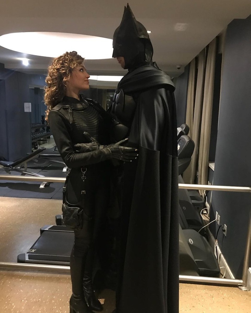 На фото со съемок последней серии «Готэма» Бэтмен обнимает Женщину-кошку - изображение 4 На фото со съемок последней серии «Готэма» Бэтмен обнимает Женщину-кошку - фото 4