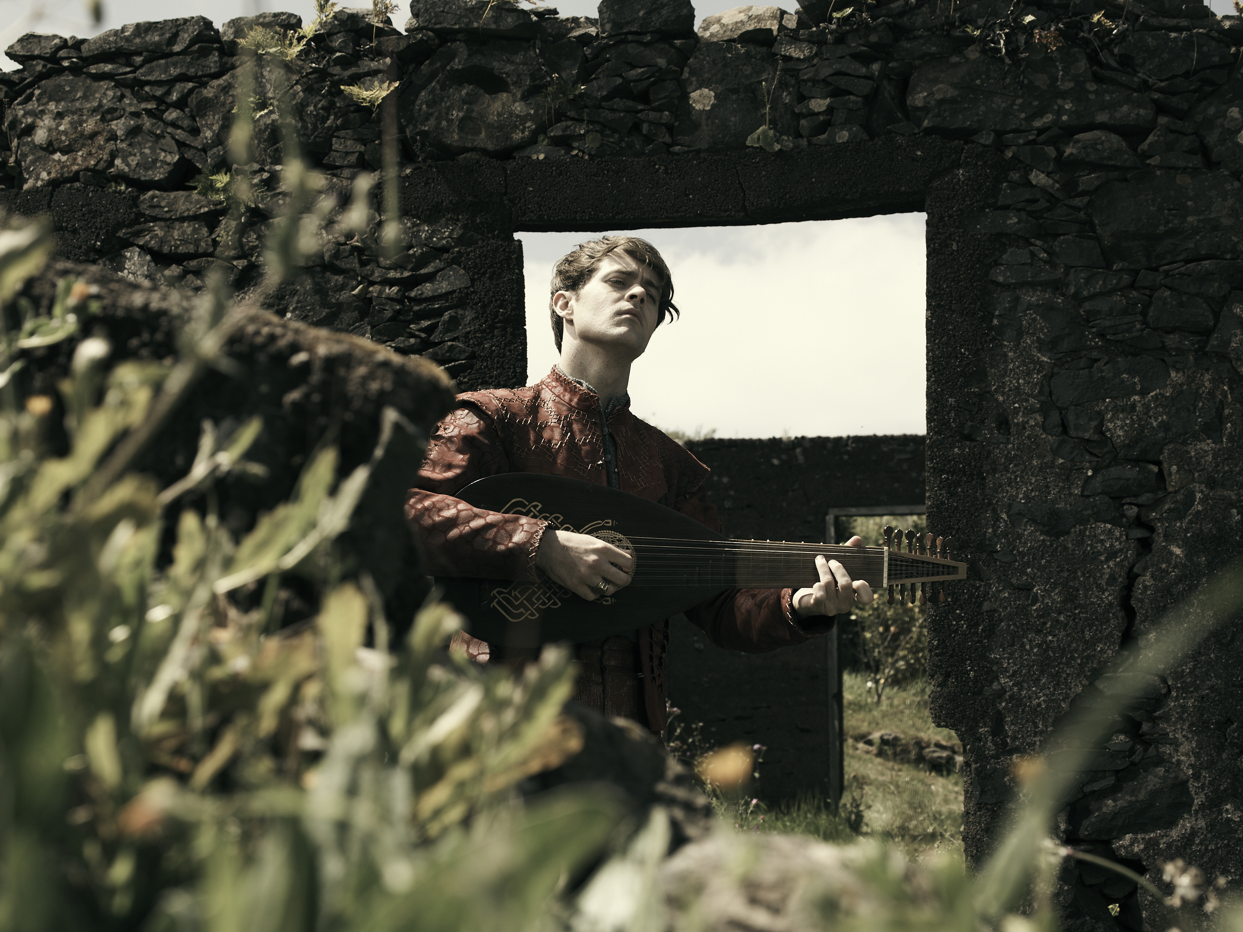 Создатели «Ведьмака» от Netflix показали идеальную фотосессию Лютика - изображение 2 Создатели «Ведьмака» от Netflix показали идеальную фотосессию Лютика - фото 2