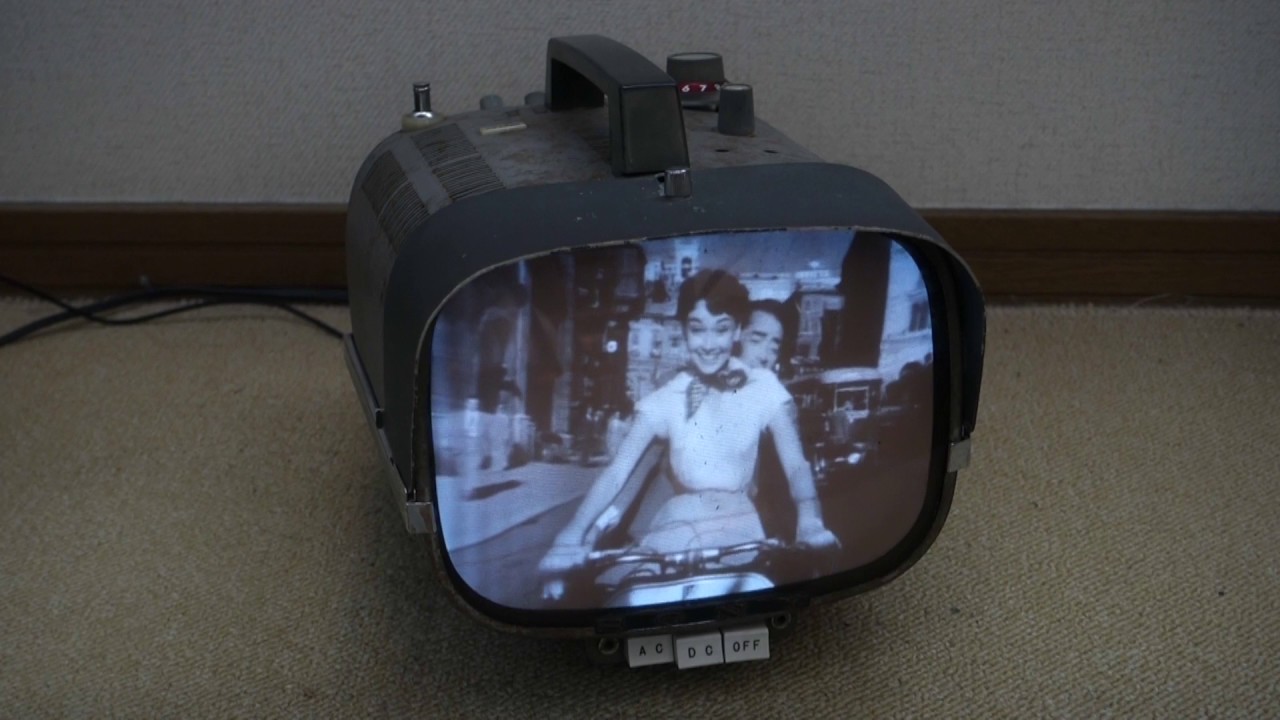 В 1960 году компания Sony выпустила первый в мире транзисторный телевизор Sony TV8-301. Невиданную модель с 8-дюймовым экраном можно было носить куда угодно, а питалась она от батареек.
