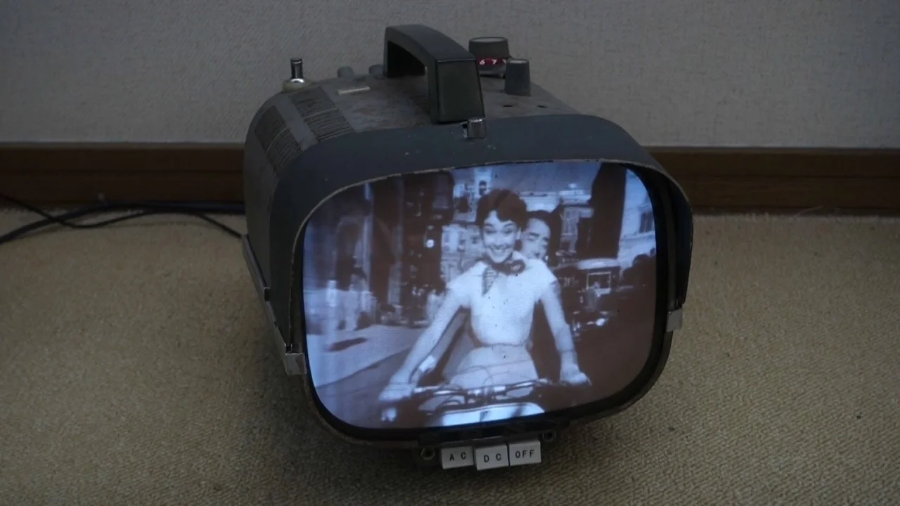 В 1960 году компания Sony выпустила первый в мире транзисторный телевизор Sony TV8-301. Невиданную модель с 8-дюймовым экраном можно было носить куда угодно, а питалась она от батареек. 