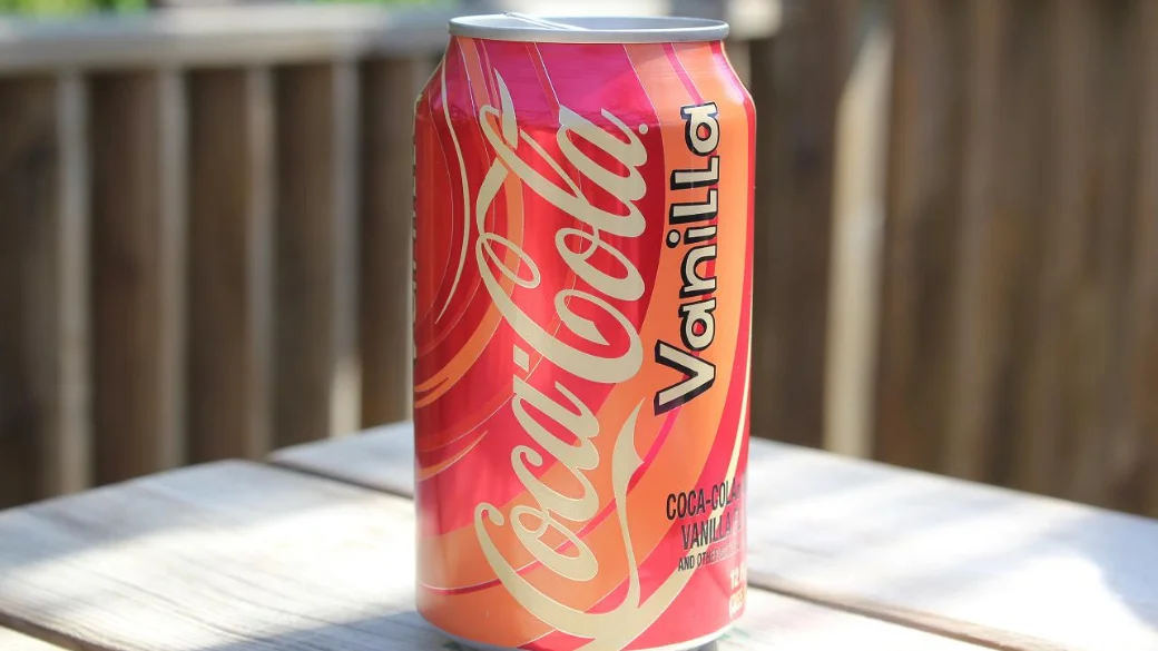 Coca-Cola возвращает легендарные напитки со вкусом ванили и вишни. Голосуем за любимый вкус! - фото 1