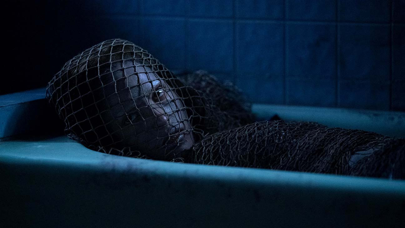 Недавно на стриминговом сервисе Hulu (в России на Амедиатеке) вышел сериал «Земля монстров» (Monsterland), основанный на сборнике рассказов Натана Баллингруда «Озерные чудовища Северной Америки». Эти хоррор-истории были высоко оценены критиками, а сам сборник номинировался на разные награды и получил достаточно престижную премию Ширли Джексон.