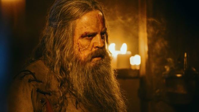 26 марта в России стартовал второй сезон исторического сериала Knightfall, известного у нас как «Падение Ордена». Он рассказывает о дальнейших похождениях магистра ордена Тамплиеров сэра Лэндри (Том Каллен) и его конфликте с королем Франции Филиппом Четвертым (Эд Стоппард), перешедшем из личностной плоскости в политическую. Вышедший в 2017 году первый сезон не отличался высоким качеством, но во втором канал History сменил шоураннера, расширил актерский состав и пригласил режиссера, работавшего над сериалом «Спартак». Ниже я расскажу, сделали ли все эти изменения сериал хорошим — или хотя бы смотрибельным.