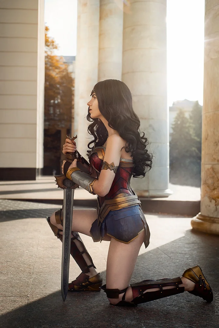 Сильная и красивая Чудо-женщина в косплее по мотивам фильма Wonder Woman - фото 8