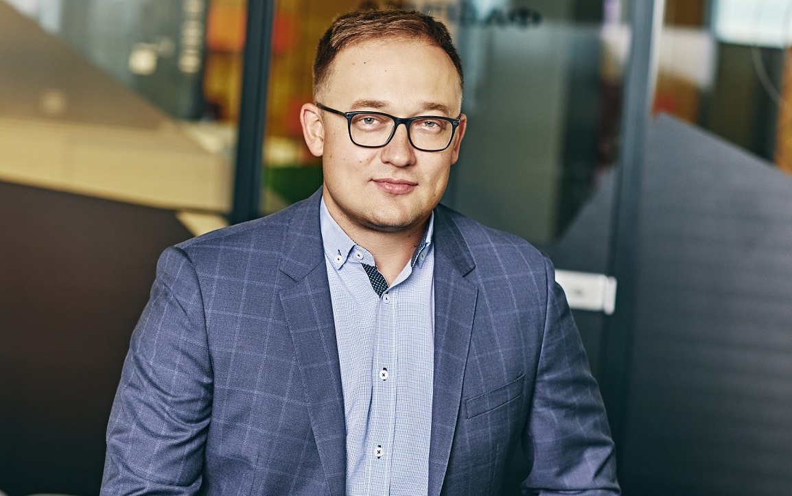 Мы в «Канобу» — внезапно — очень любим видеоигры. И хотя они плотно закрепились в мировой поп-культуре, все еще часто можно встретить людей, считающих, что игры — это что-то детское и из них нужно «вырастать». Чтобы лишний раз доказать, что это не так, мы побеседовали с несколькими успешными, состоявшимися и все еще играющими людьми — об их работе, увлечении видеоиграми и отношении окружающих к этому хобби.