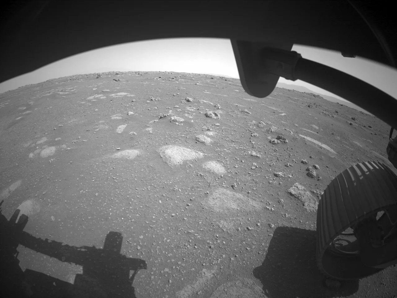Марсоход NASA прислал на Землю первое видео с Красной планеты - фото 2