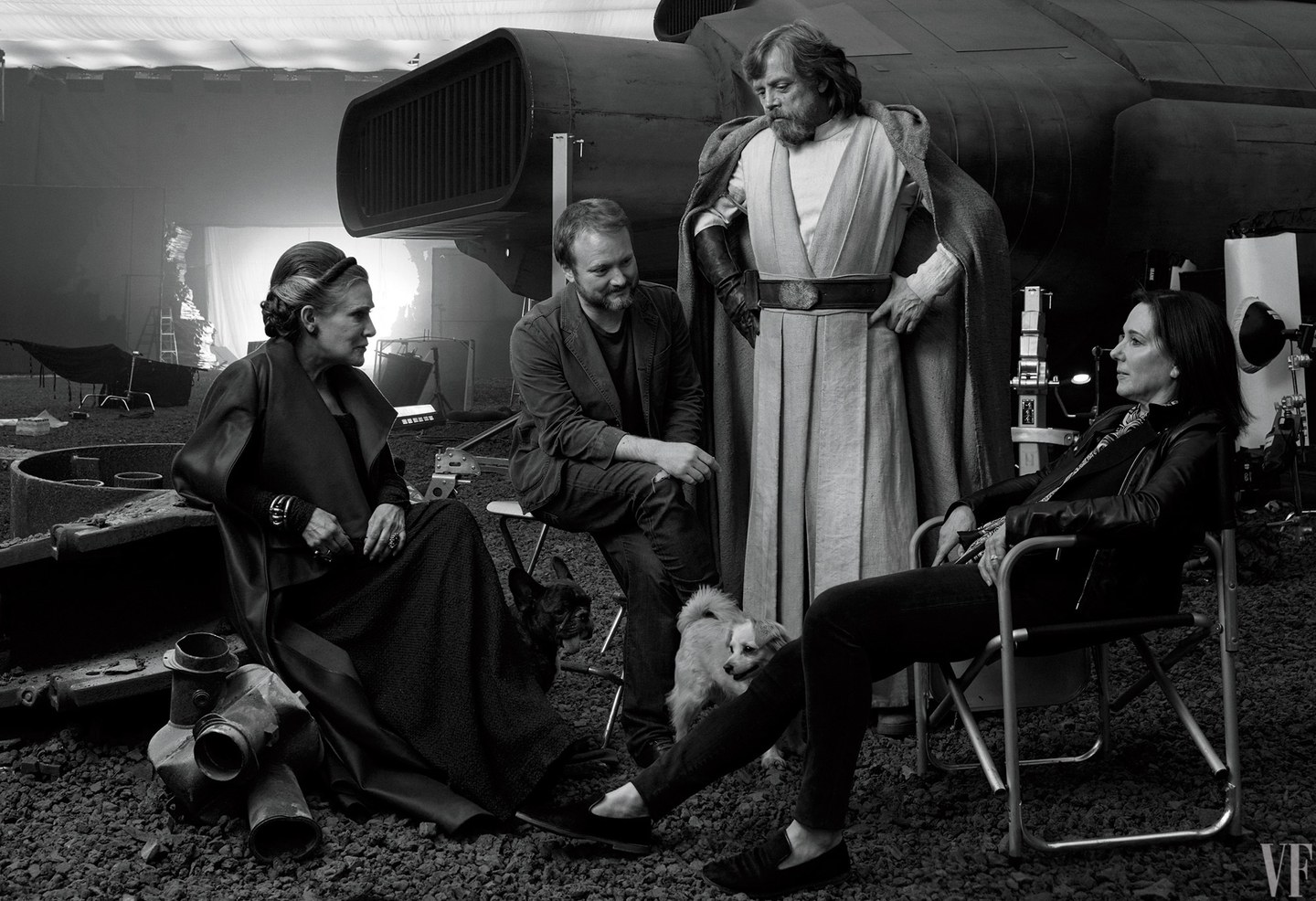 В Star Wars: The Last Jedi режиссер и единственный сценарист Райан Джонсон носит свою авторскую позицию, что называется, на рукаве. В отдельных диалогах фильма достаточно заменить слово «Сила» на слово «кино». Хорошее кино может опираться на традиции, но ему совсем не обязательно фанатично им следовать. Любой «лор» или «канон» можно заменить здравым смыслом талантливого режиссера-сценариста. Не нужно зацикливаться на предыдущих фильмах и их мифологии. Дай прошлому умереть. Убей его, если потребуется.