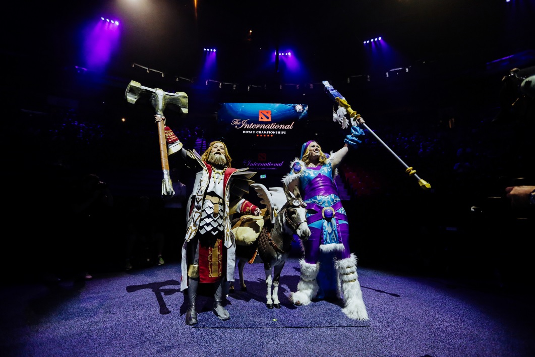 The International запоминается не только матчами с участием сильнейших прогеймеров планеты и церемонией открытия, но и с недавних пор конкурсом косплея, который собирает лучших косплееров Dota 2 со всего мира. Несмотря на то, что первый полноценный конкурс косплея на TI был проведен в 2016-м, косплееры были представлены на этом турнире и раньше. Вспоминаем самый крутой косплей с чемпионата, который не стыдно показать друзьям.