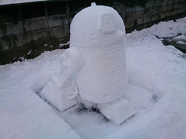 Японский художник делает скульптуры из снега. Есть Годзилла и R2-D2 - фото 3