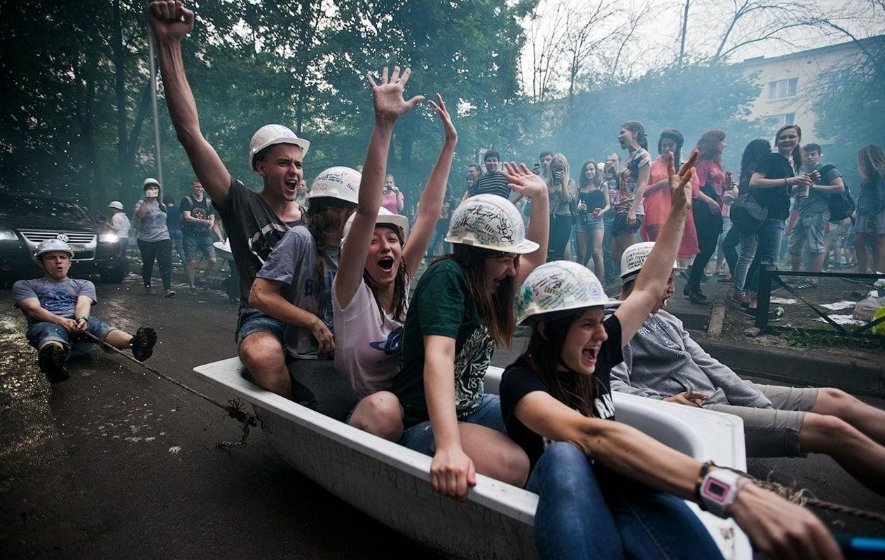 Социальные сети изменили нашу реальность, став ее частью. Едва проснувшись, мы принимаемся скроллить ленту, болтать с друзьями и решать деловые вопросы. И все это благодаря социальным медиа. Еще с их помощью можно прокачать английский и узнать о зарубежных трендах. Вместе с онлайн-школой английского Skyeng мы составили подборку из семи социальных сетей, которые помогут разобраться в иностранных мемах, завести новых друзей и преодолеть языковой барьер.