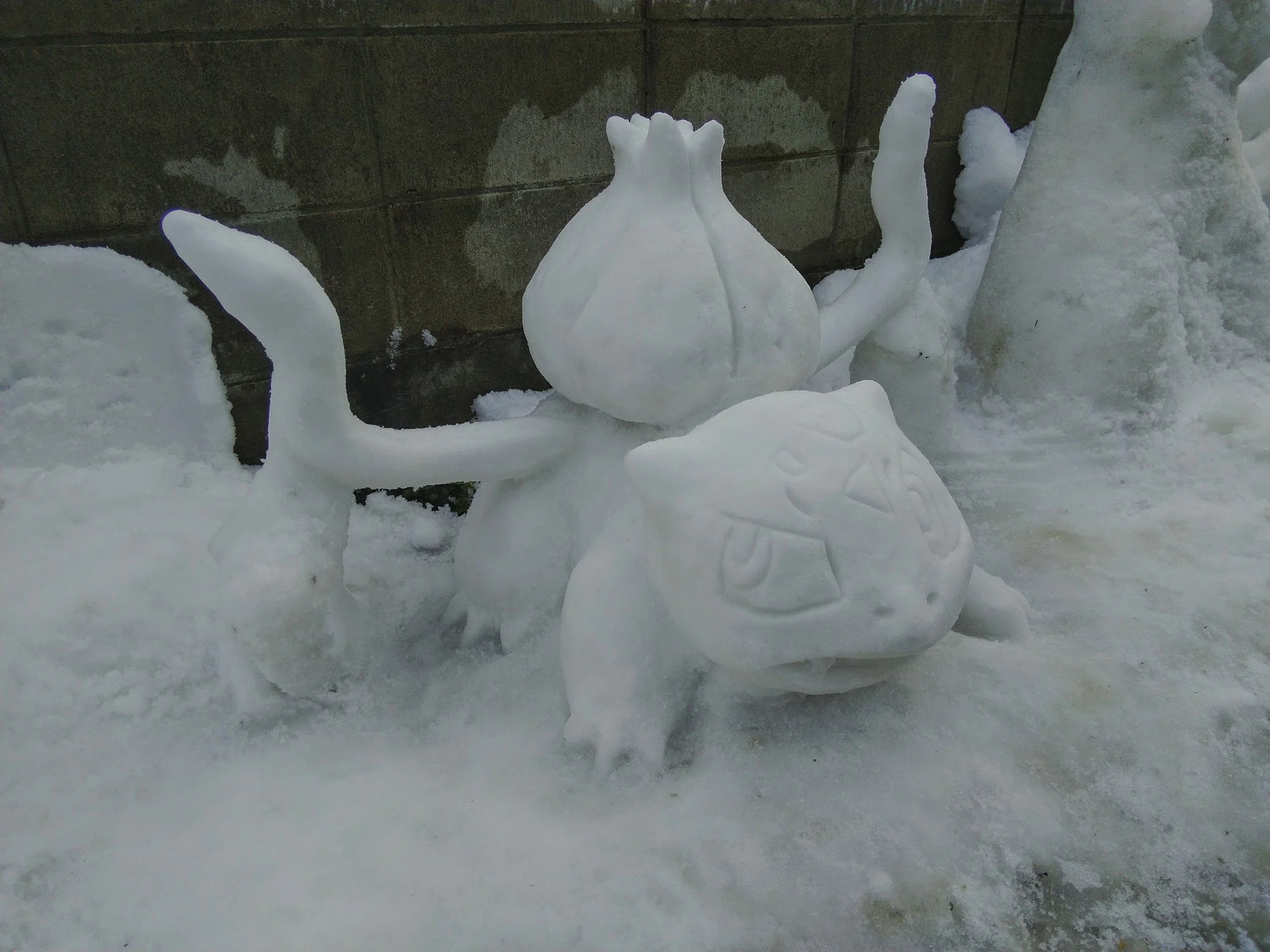 Японский художник делает скульптуры из снега. Есть Годзилла и R2-D2 - фото 6