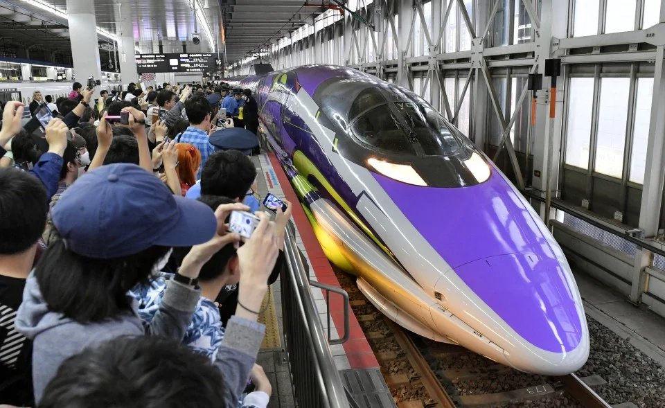 Япония обзавелась новым поездом в стиле аниме «Евангелион» - фото 1