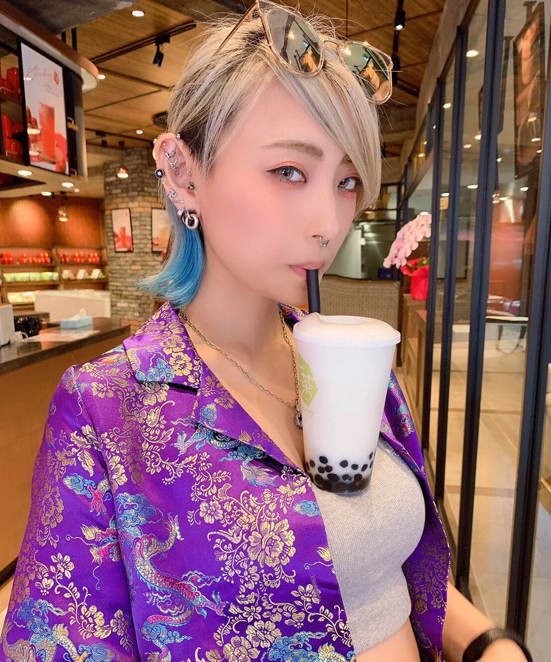 В интернете новый флэшмоб — азиатки пытаются удержать стаканчик с кофе у себя на груди - фото 6