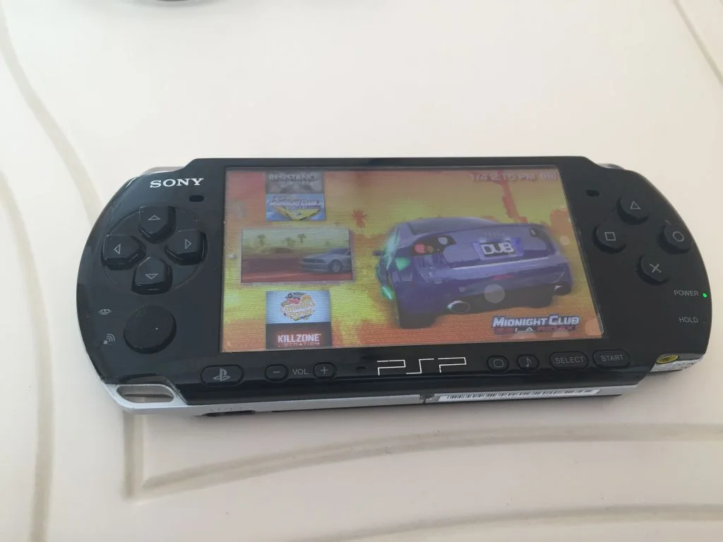 До мобильного гейминга на смартфонах был PSP. Уникальная для своего времени портативная приставка, работающая от мини-дисков, позволяла запускать игровые хиты, например, God of War или GTA, и рубиться где угодно. 