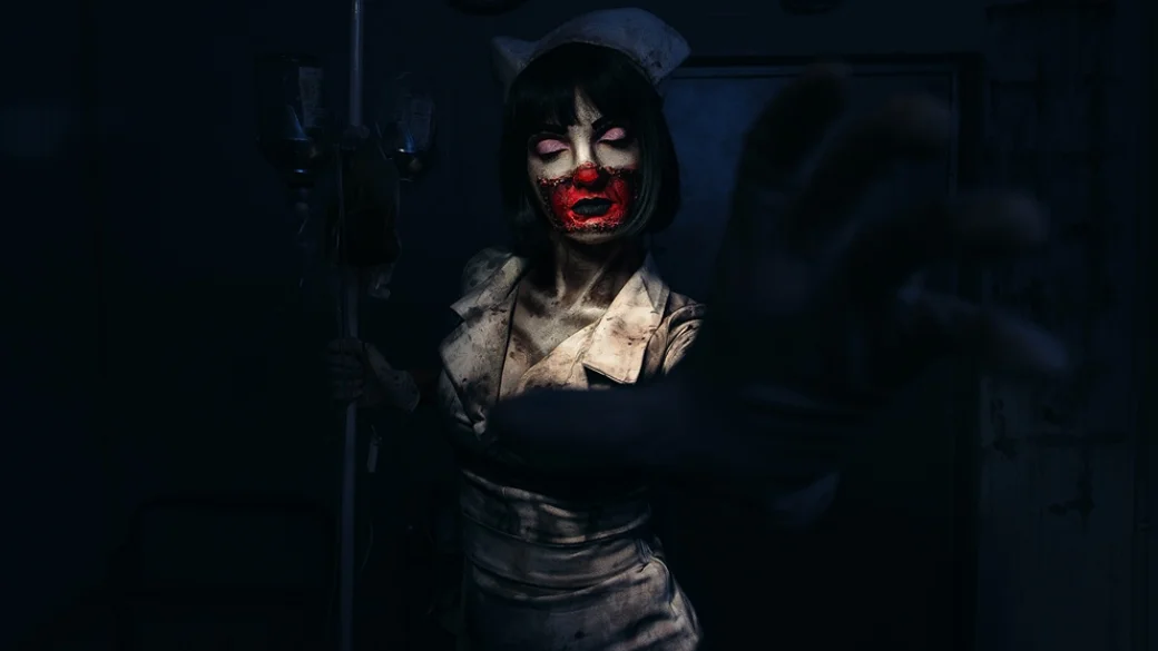 Жуткий косплей медсестры из Silent Hill 3 на Хэллоуин - фото 1