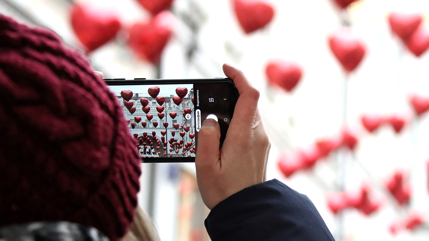 Кто сказал, что День Святого Валентина — праздник исключительно для пар? Спастись от одиночества поможет праздничный вечер за просмотром лучших фильмов. Герои подборки еще пока не нашли свою вторую половинку, но абсолютно уверены, что счастье уже близко!