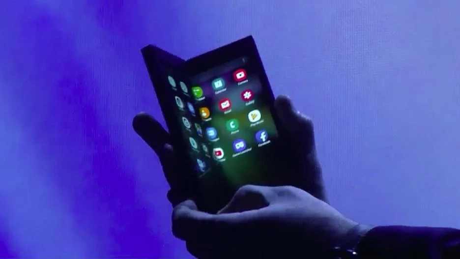 Из планшета в телефон: Samsung представила смартфон со складывающимся дисплеем - фото 3