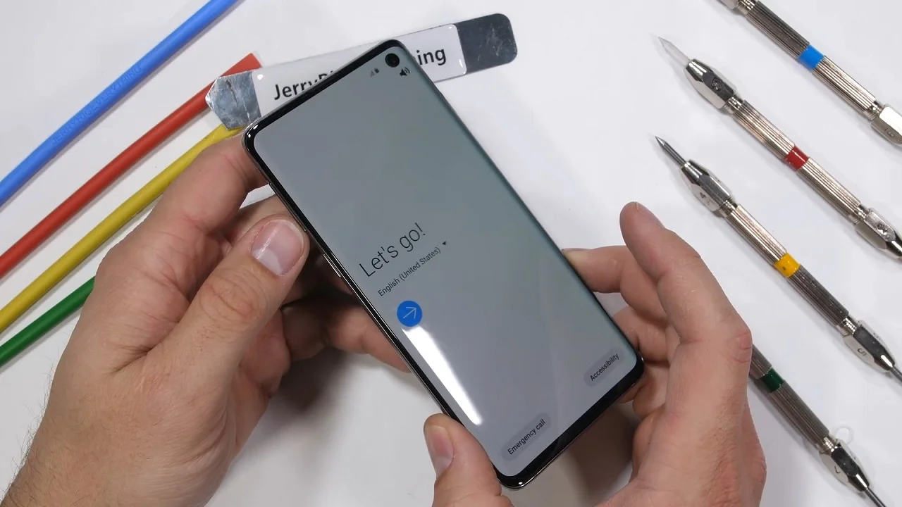 Флагман Samsung Galaxy S10 легко справился с тестом на прочность - фото 1