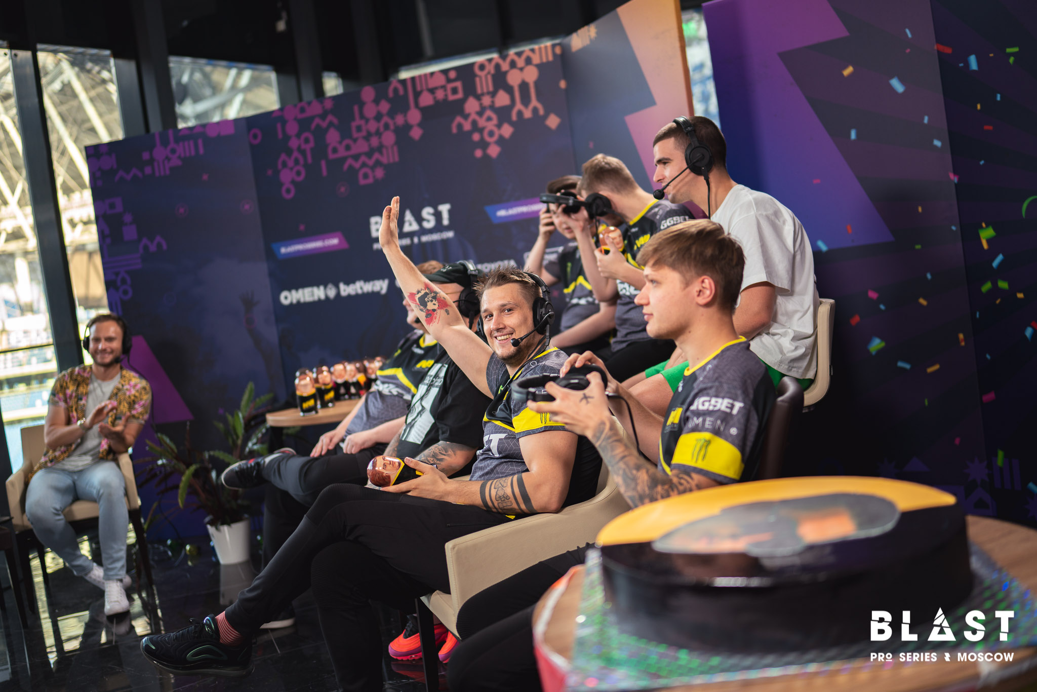 За три дня до начала BLAST Pro Series Moscow — турнира по Counter-Strike: Global Offensive — состоялась пресс-конференция с участием Natus Vincere и других коллективов. «Канобу» и журналисты из других изданий задали игрокам вопросы. Так, мы узнали, какие эмоции испытывает Zeus перед завершением карьеры, и что думает S1mple о возможном возвращении в состав Ладислава «GuardiaN» Ковача.