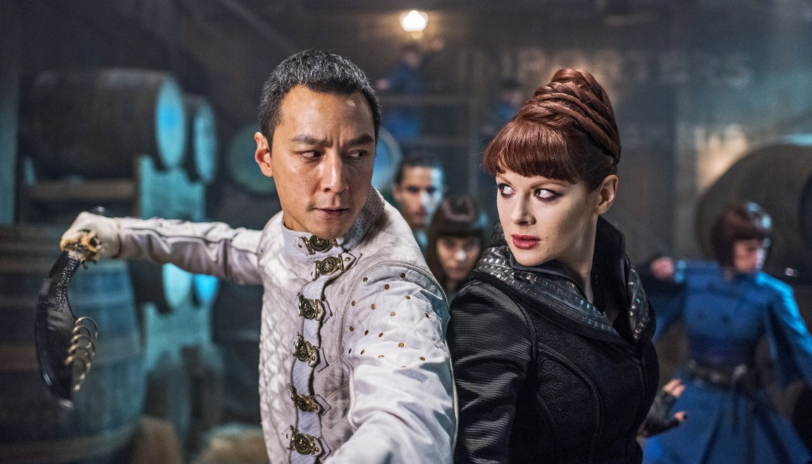 23 апреля на АМС стартовал третий сезон сериала Into the Badlands, известного у нас как «В пустыне смерти». Это шоу должны смотреть все поклонники восточных единоборств — тут одни из лучших драк на современном телевидении. Но если вы не смотрели предыдущие два сезона, то я очень кратко введу вас в курс дела.