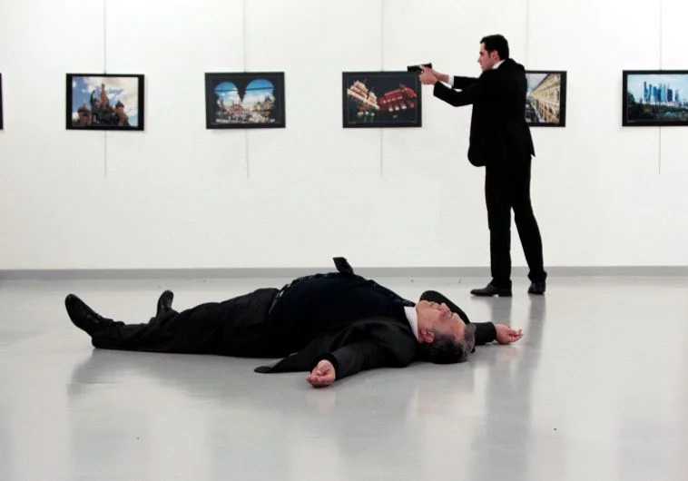 В Batman: Enemy Within нашли фото убитого российского дипломата. Telltale извиняется! [обновлено] - фото 2