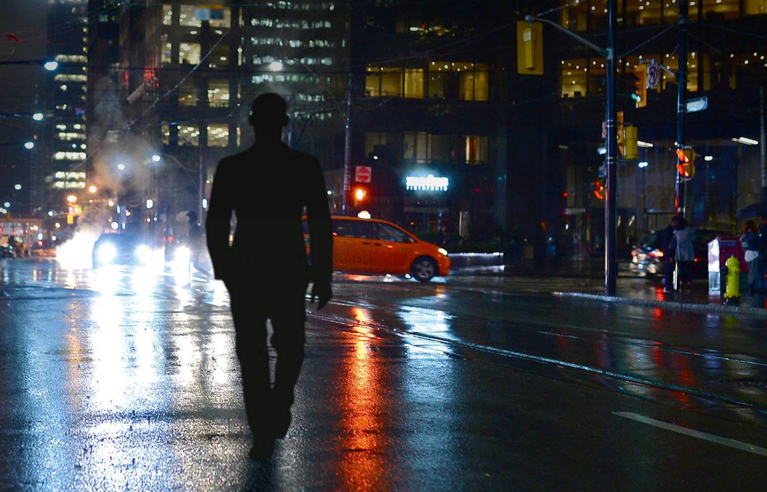 В августе вышел сорок первый роман американского писателя Джона Гришэма. Его называют мастером юридического триллера, а иногда и королем юридического детектива. Тема юриспруденции так или иначе присутствует почти во всех его книгах, так как она ему особенно знакома. В прошлом Гришэм был судебным адвокатом, специализировавшимся на защите по уголовным делам и тяжбах о вреде здоровью. Справедливости ради отмечу, что реальной юридической практикой Джон занимался около девяти лет, после чего переключился на писательскую карьеру, почувствовав успех от своего второго романа, вышедшего в 1991 году.