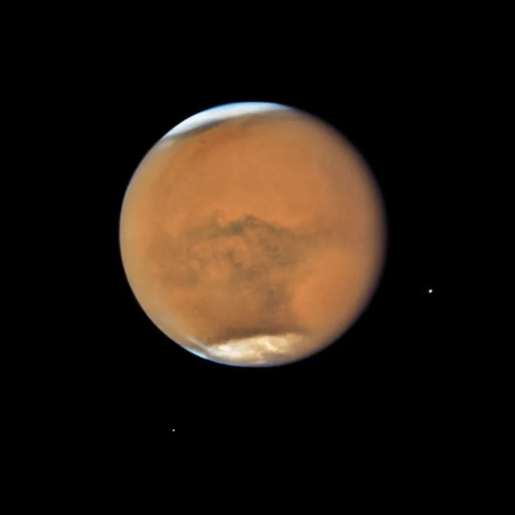 18 июля 2018 года планета Марс была очень близко к Земле. Этим шансом не мог не воспользоватся космический телескоп «Хаббл», который и сделал эту фотографию красной планеты.