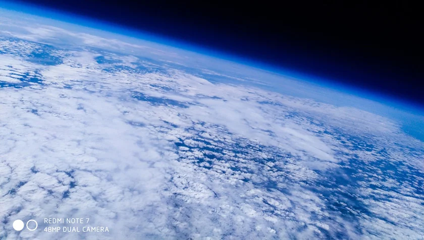 Redmi Note 7 побывал в космосе и сделал фото Земли - фото 1