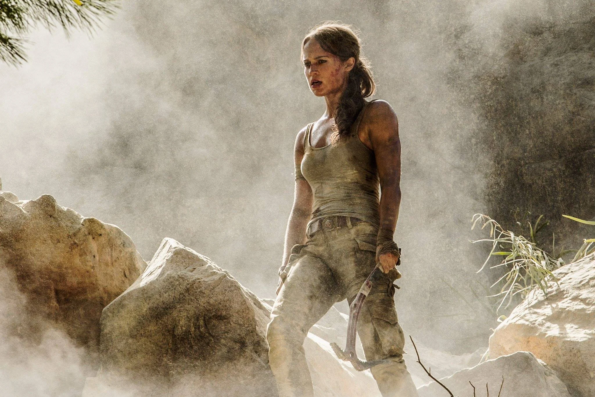 15 марта в кино выходит перезапуск франшизы про Лару Крофт — фильм «Tomb Raider: Лара Крофт». На смену американке Анджелине Джоли пришла шведка Алисия Викандер. По первому трейлеру перезапуска многие решили, что Алисия на эту роль не годится. Но мне уже удалось посмотреть картину — и на мой взгляд, Алисия сыграла отлично. Это лучшее, что есть в новом фильме.