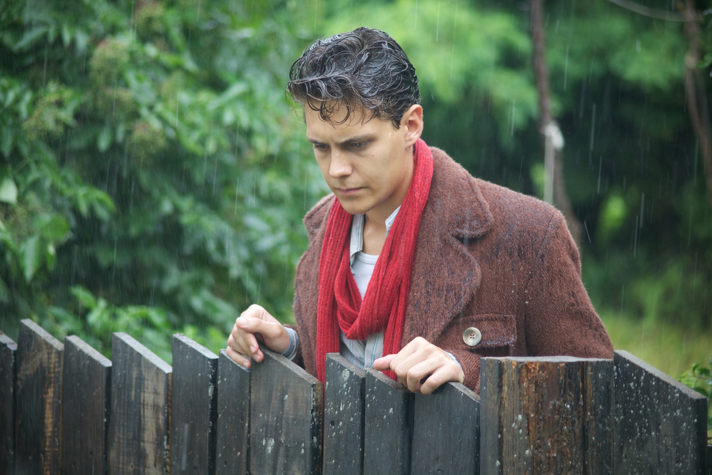 Звезде «Холопа» Милошу Биковичу — 33 года. В каких еще фильмах он играл? - фото 1