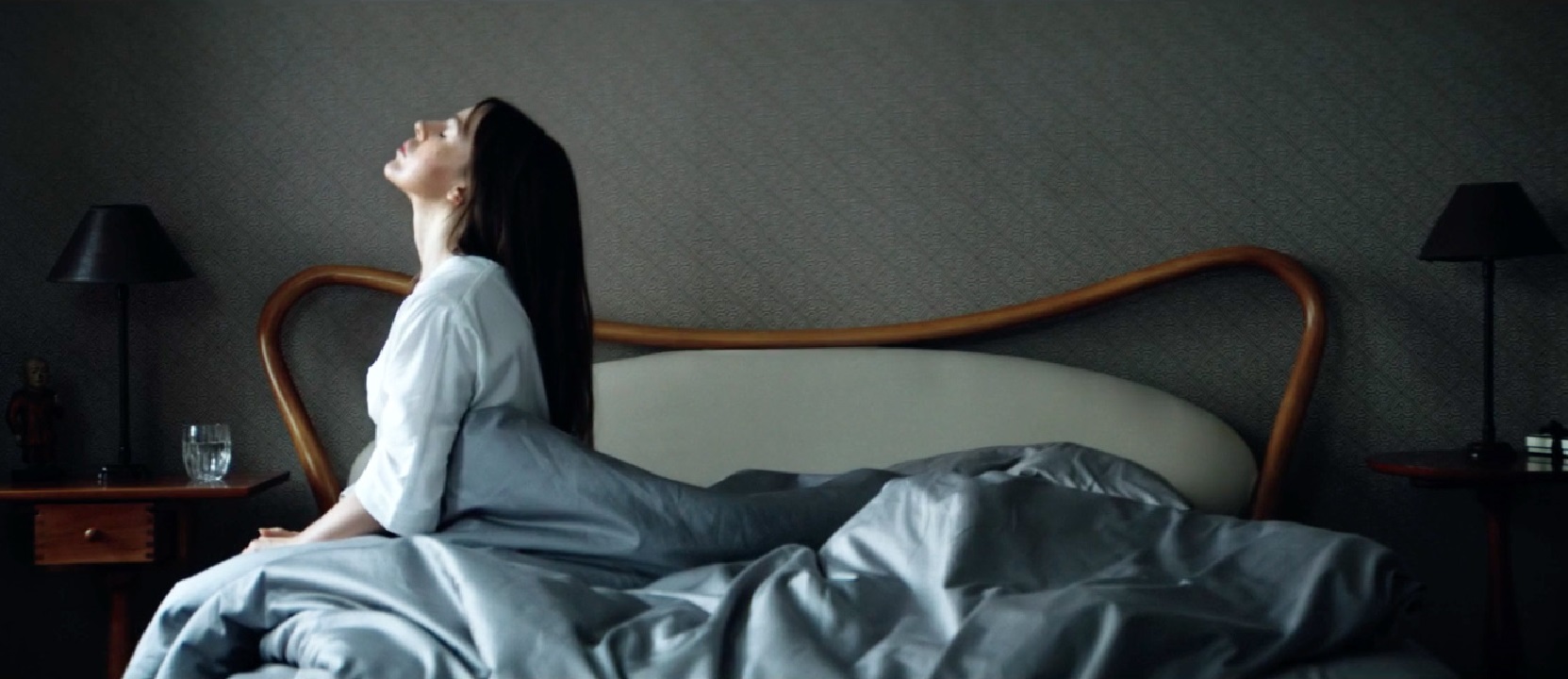 В начале марта в прокат выходят «Очень женские истории». Это альманах короткометражек, снятых преимущественно режиссерами-женщинами (и Антоном Бильжо) для широкой аудитории. Посмотрим, к чему пришли авторы пяти короткометражных лент, пока искали ответ на вечный вопрос: «Чего хочет женщина?»