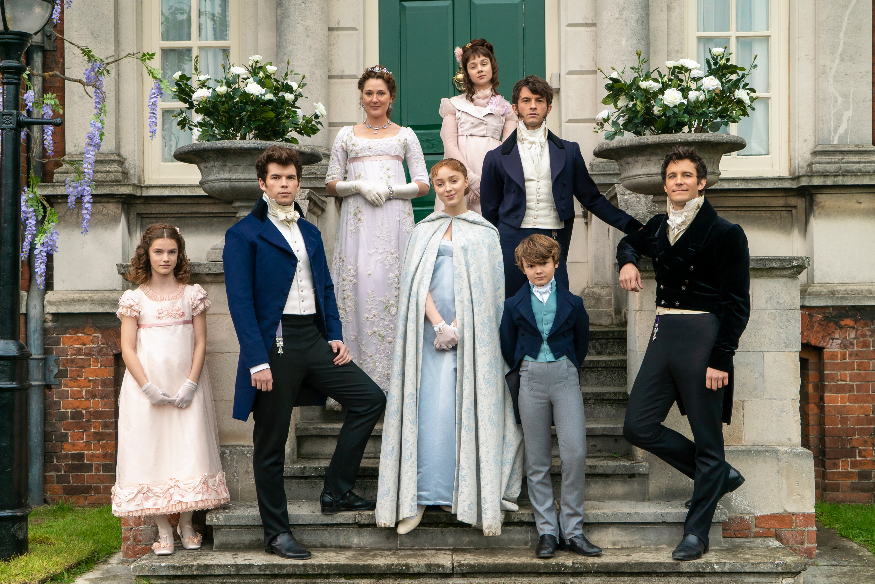 Популярный сериал «Бриджертоны» (Bridgerton) на Netflix с высокой вероятностью продлят на второй сезон. История в декорациях XIX века получила 63 миллиона зрителей и восторженные отзывы. В первую очередь шоу нравится аудитории за яркий стиль и провокационный сюжет. Разбираемся, чем герои и события «Бриджертонов» могут удивить во 2 сезоне – если ориентироваться на книги.