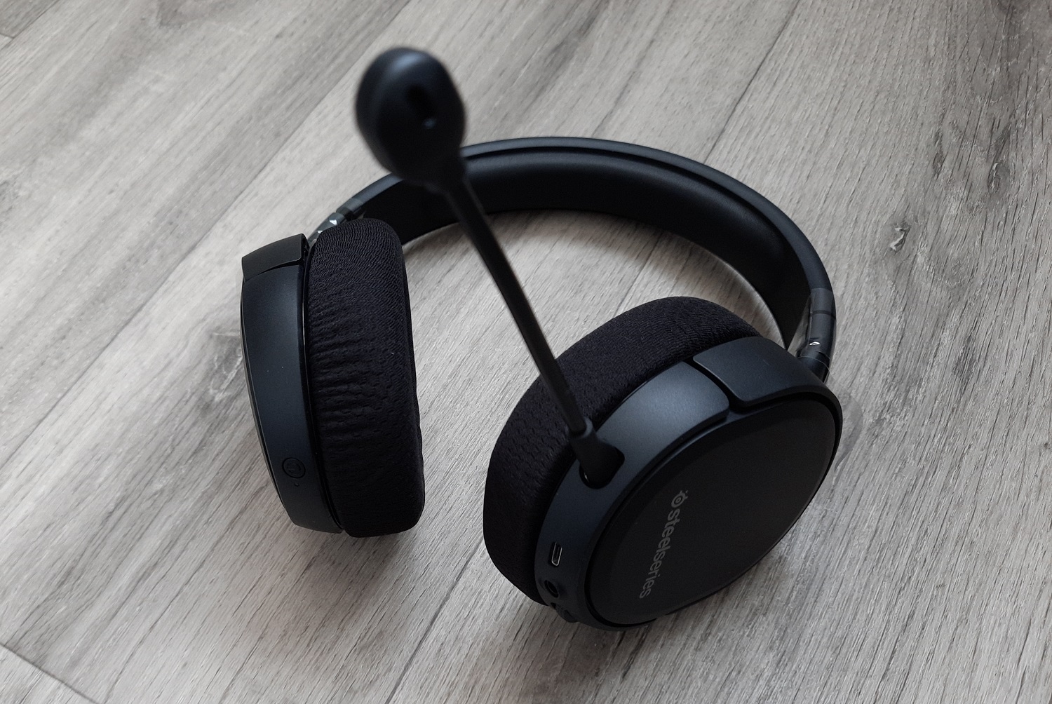 На «Канобу» новый обзор игровой гарнитуры. На этот раз смотрим Steelseries Arсtis 1 Wireless — аскетичные наушники без проводов с универсальностью подключения. Как и всегда, не обошлось без минусов, но перекрывают ли их плюсы и стоит ли брать эту модель, читайте в обзоре ниже.