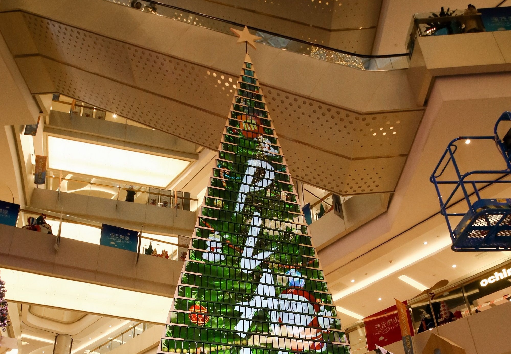 Xiaomi собрала елку из тысячи смартфонов Xiaomi Mi Play - изображение 1 Xiaomi собрала елку из тысячи смартфонов Xiaomi Mi Play - фото 1