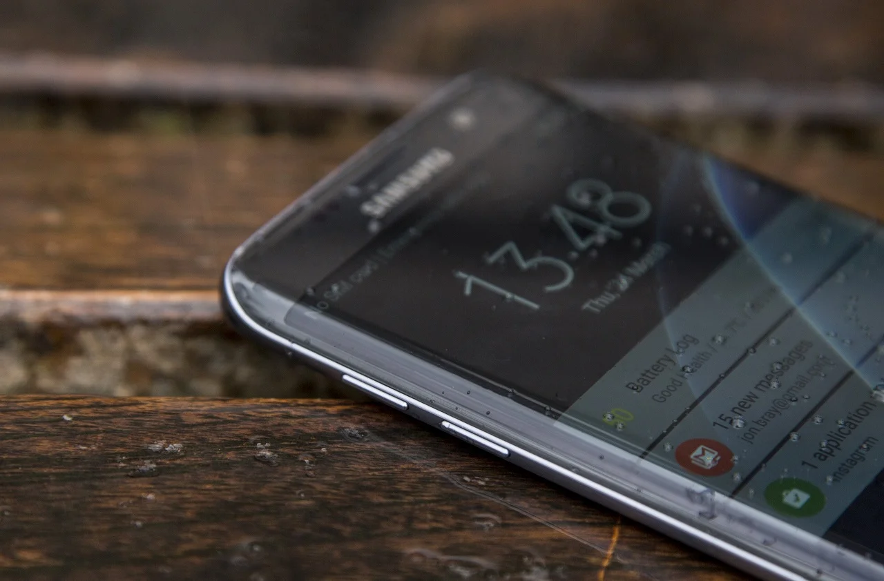 Samsung возродит серию Galaxy Edge: новый дисплей с изогнутыми краями получит Galaxy S10 - фото 1