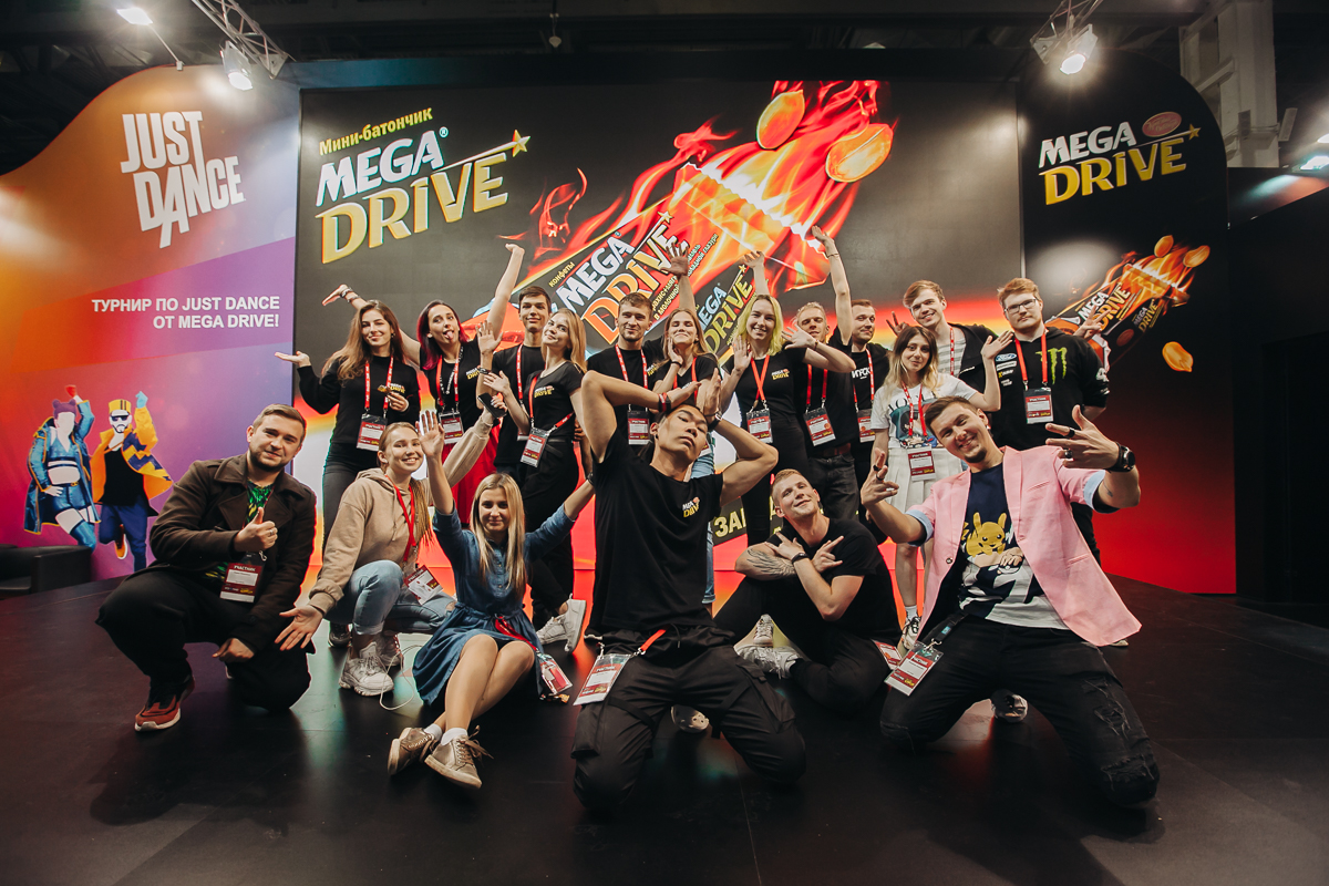 На «Игромире» 2019 можно было не только посмотреть дублированный трейлер CyberPunk 2077 или увидеть гения-Кодзиму своими глазами, но и потанцевать в Just Dance, с косплеерами и призами. Именно такую активность предложил Mega Drive.