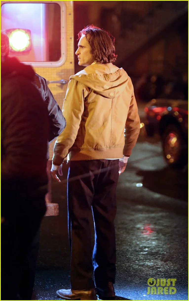 Хоакин Феникс без грима прогуливается по Нью-Йорку на новых кадрах со съемок «Джокера» - фото 5